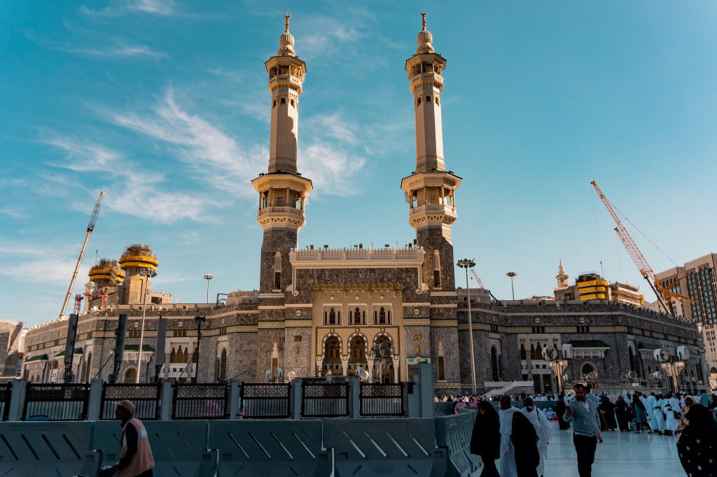 safwahmadinatravel.com